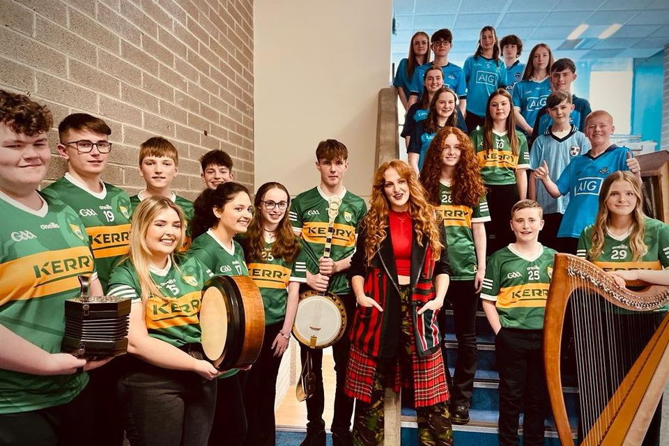 Young musicians from Nós Nua with Lisa Canny